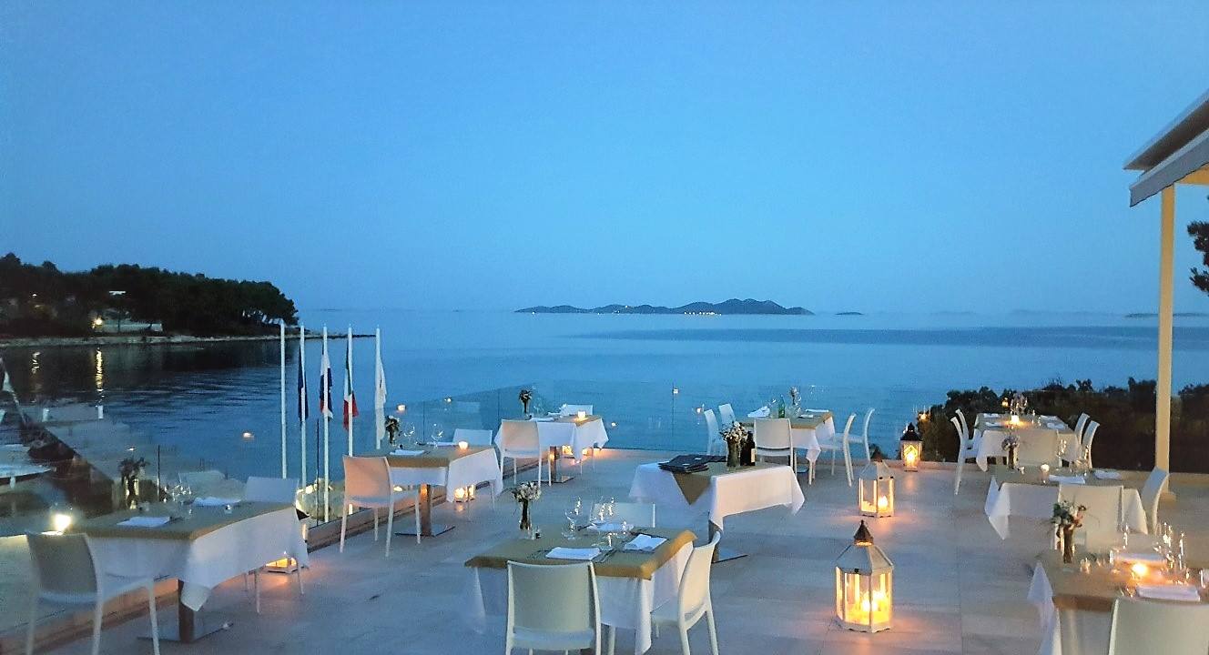 DIEHOLIDAYBUCHT-Restaurant02